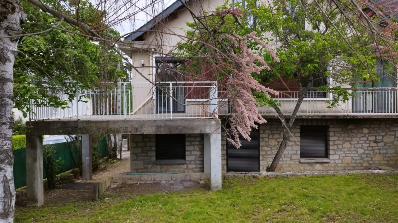 Grande-maison-avec-jardin-dans-quartier-calme