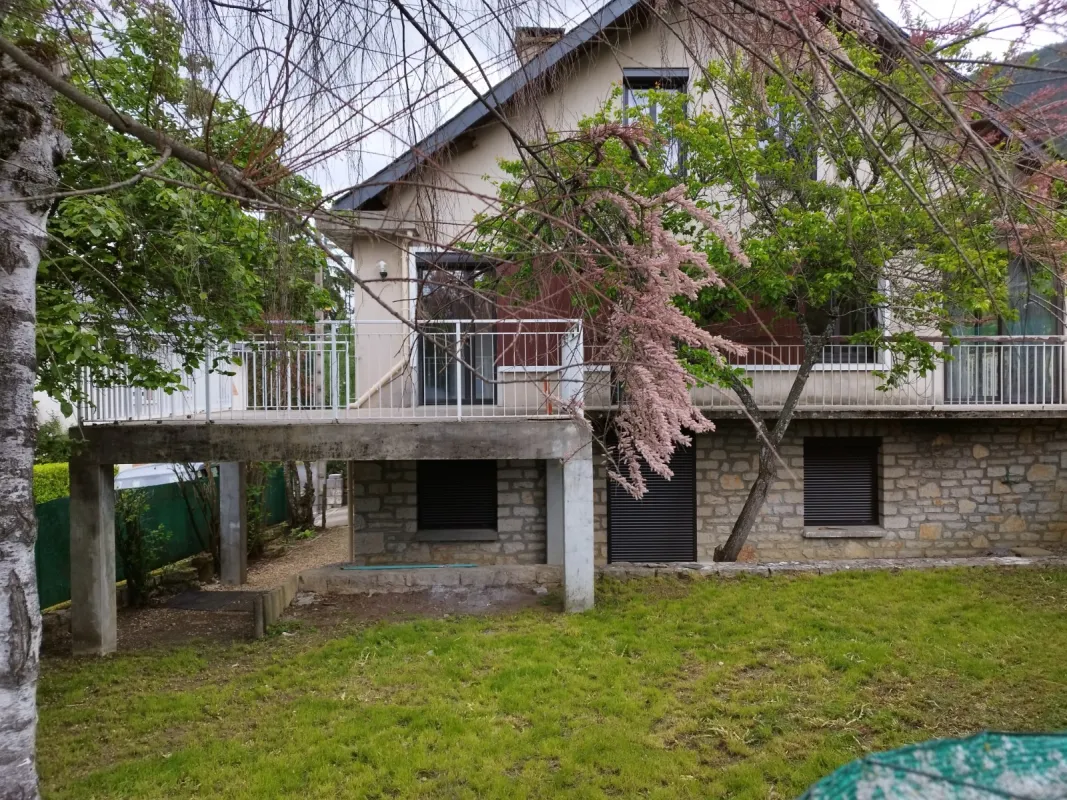 Grande-maison-avec-jardin-dans-quartier-calme